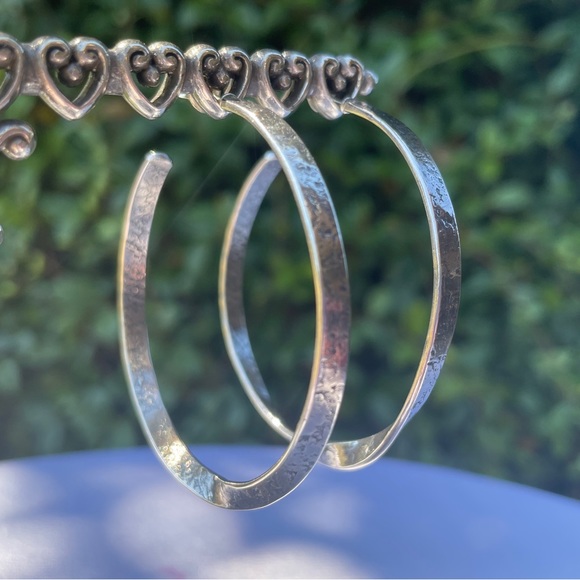 Silpada ‘TWIST OF FATE’ Sterling Silver Hoop Earrings on Posts P1731 - Picture 2 of 15